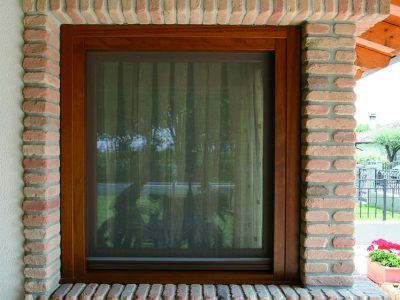 finestra-legno-mattoni